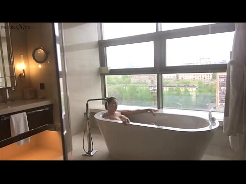 ❤️ Babe yang luar biasa ghairah jerking off dia di dalam bilik air ❤️ Video lucah pada kami