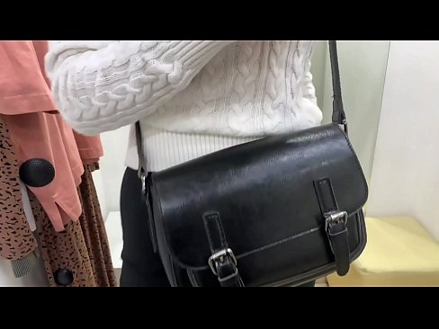 ❤️ Melancap awam perempuan jalang FeralBerry dengan dildo di dalam bilik pemasangan ❤️ Video lucah pada kami